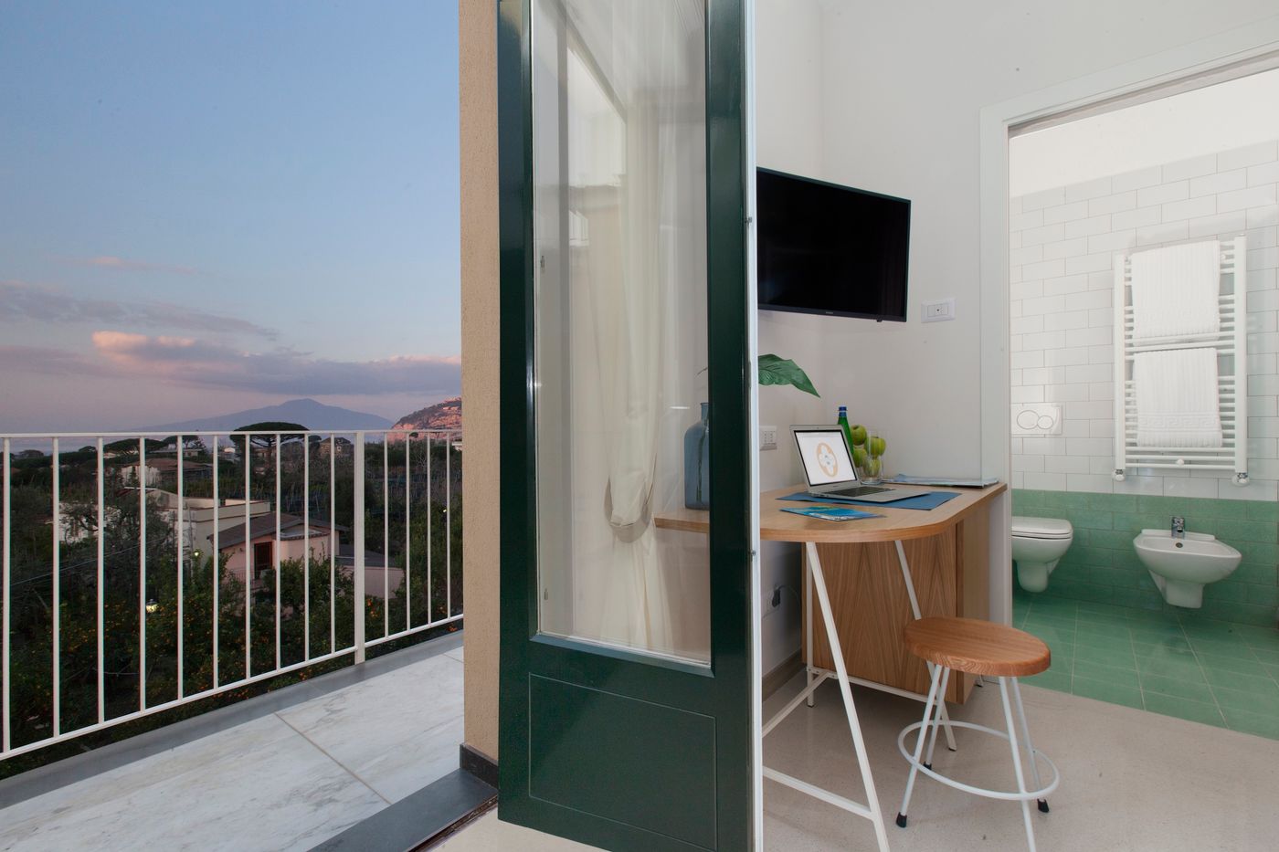 Unconventional-Sorrento-Coast-Room-39