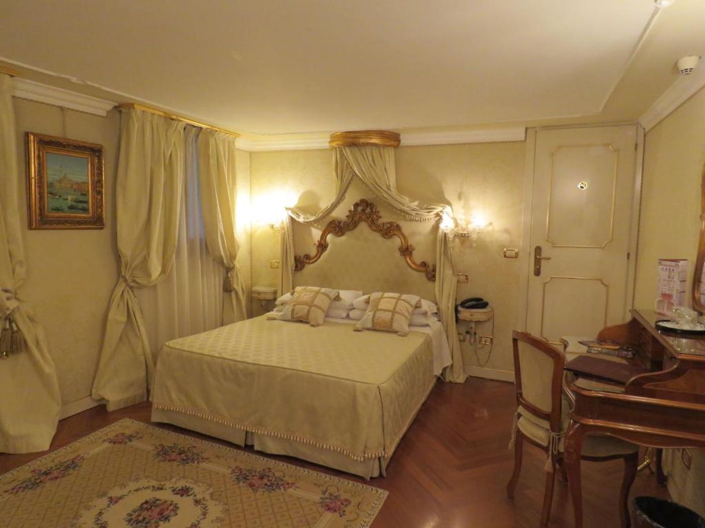 Antico-Doge---a-Member-of-Elizabeth-Hotel-Room-41