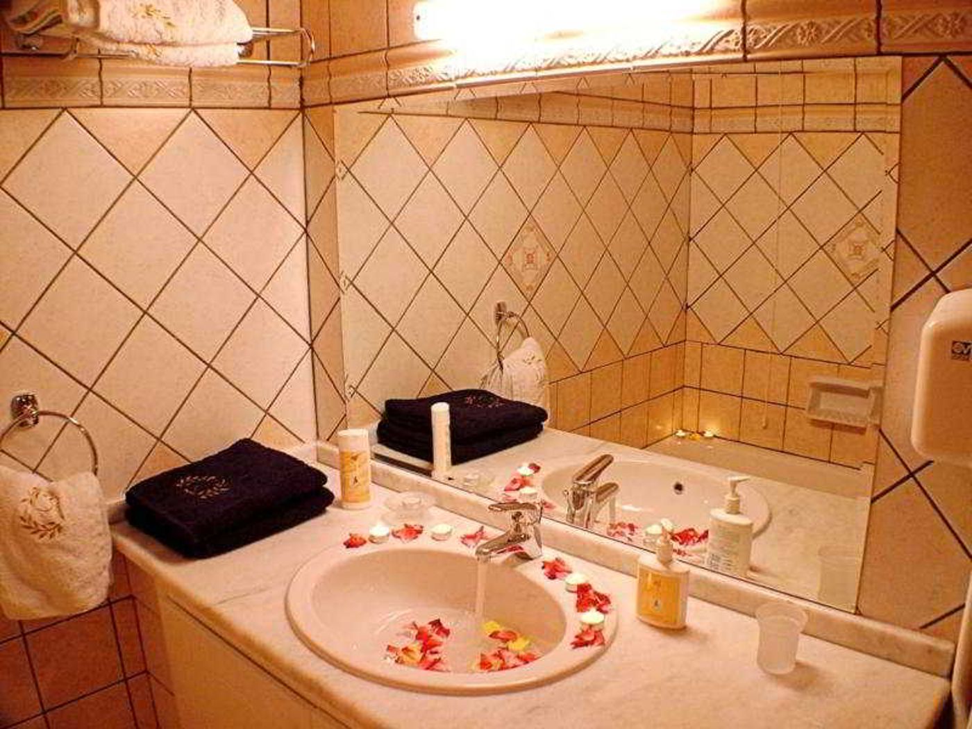 Andreolas-Luxury-Suites-Room-28