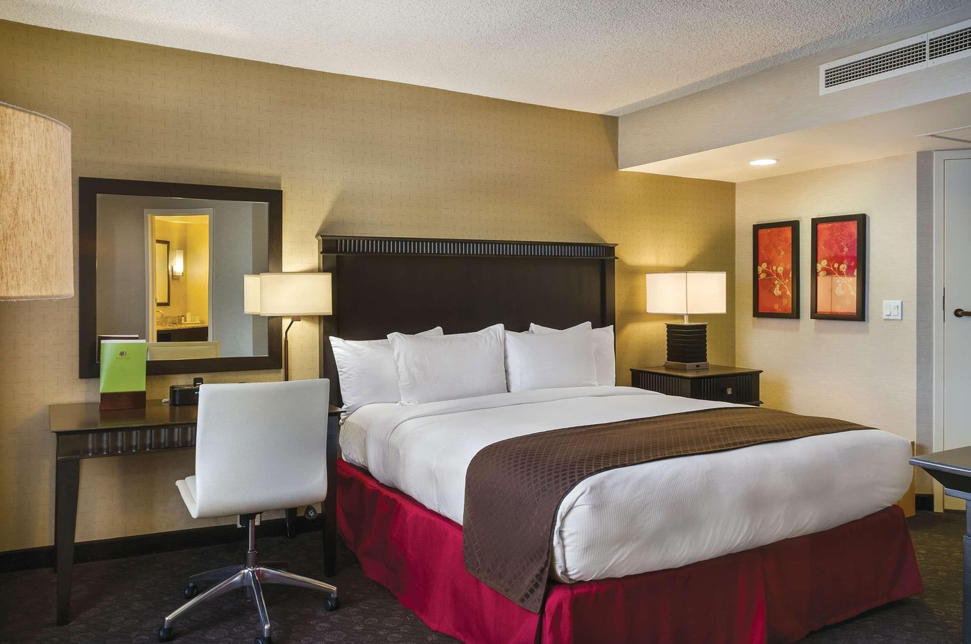 Doubletree-by-Hilton-Los-Angeles-Downtown-Room-19