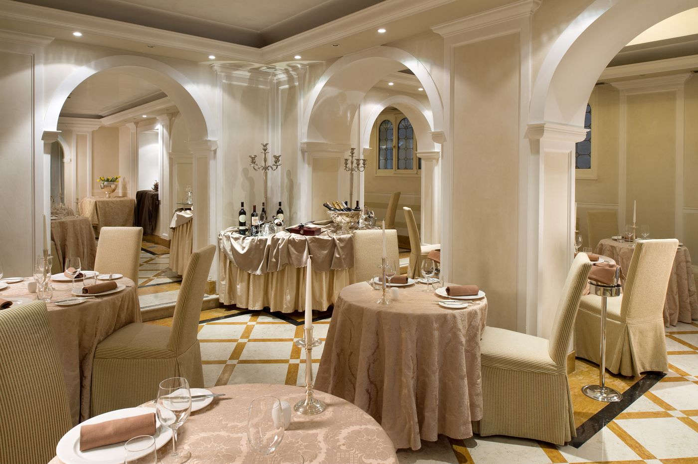 Carlton-on-the-Grand-Canal-Restaurant-41