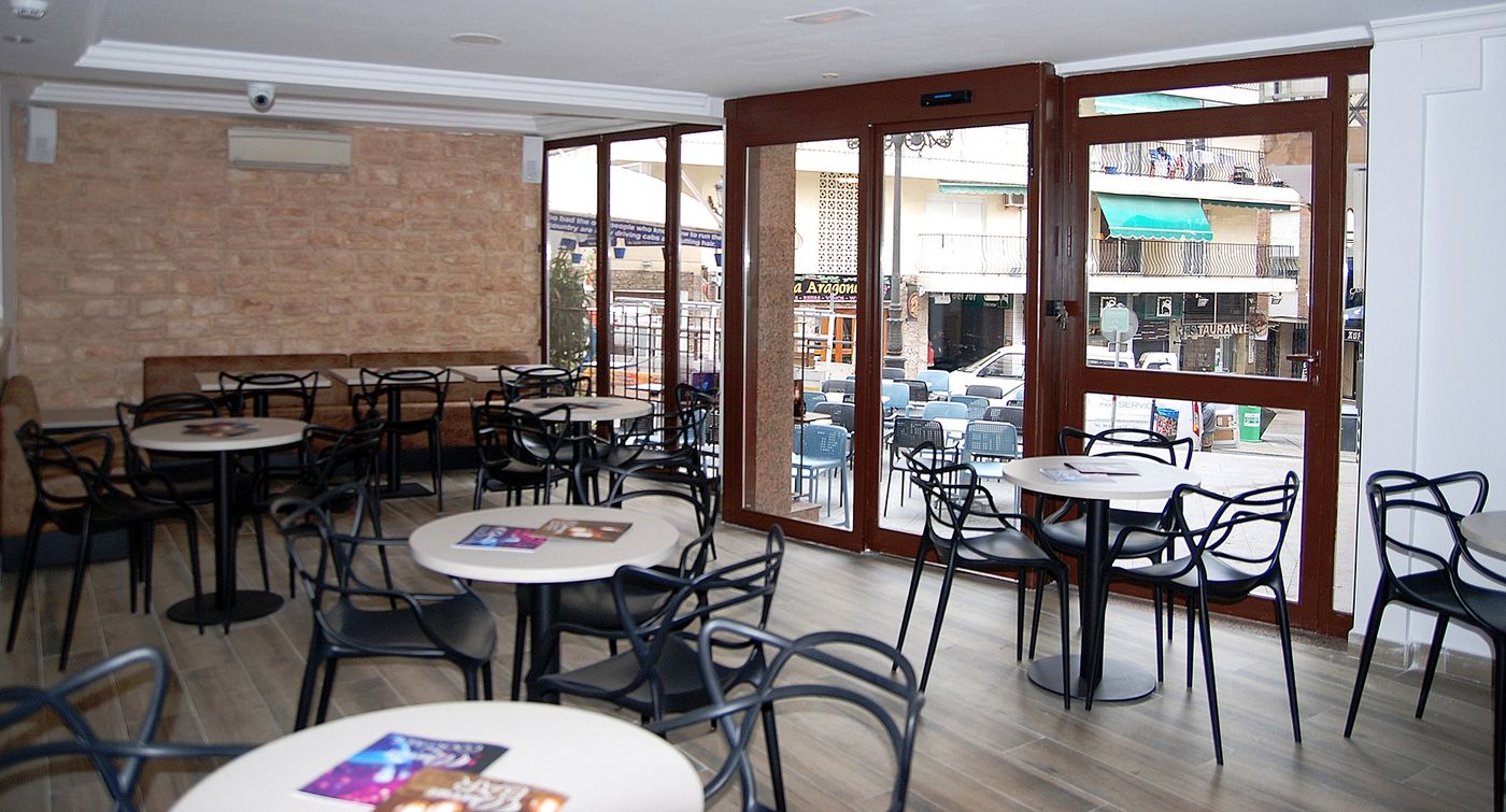 Queens-Hotel---Adult-Only-Bar-16