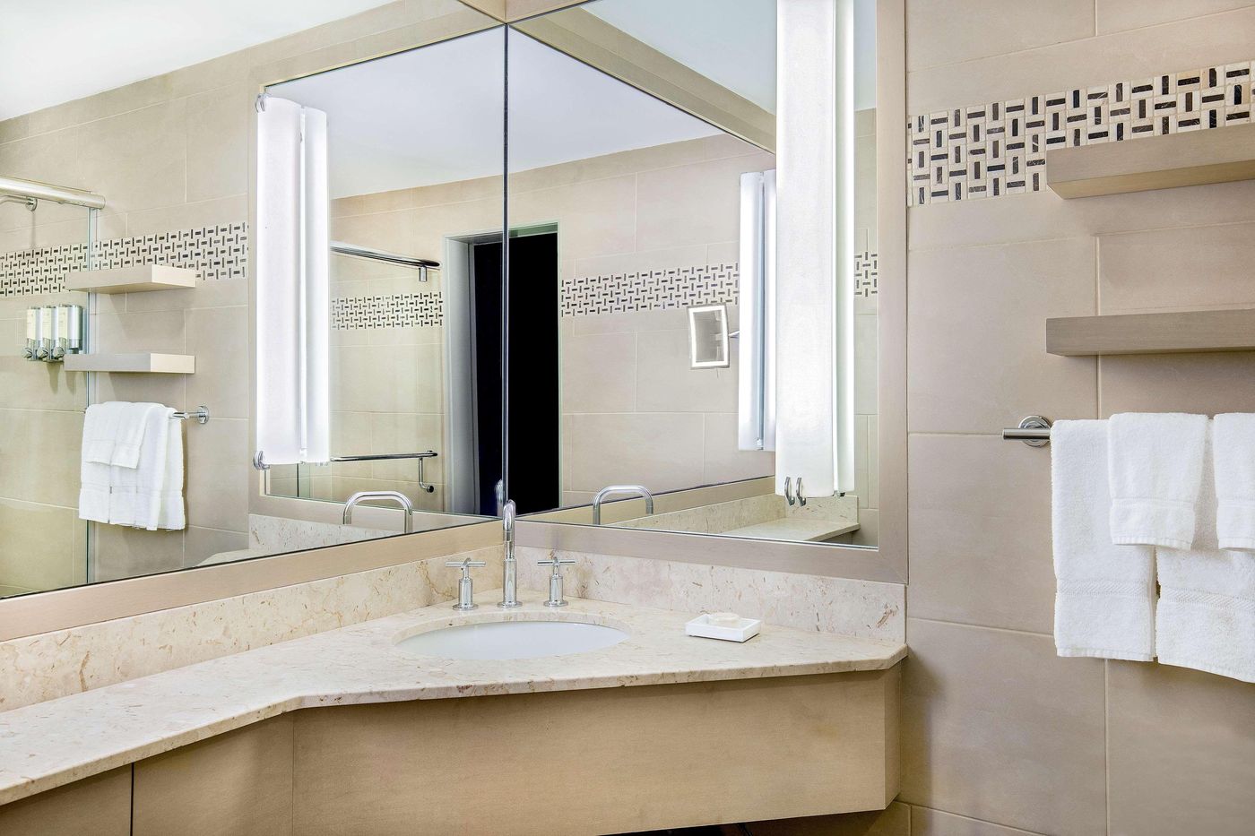 The-Royal-Sonesta-Boston-Room-40