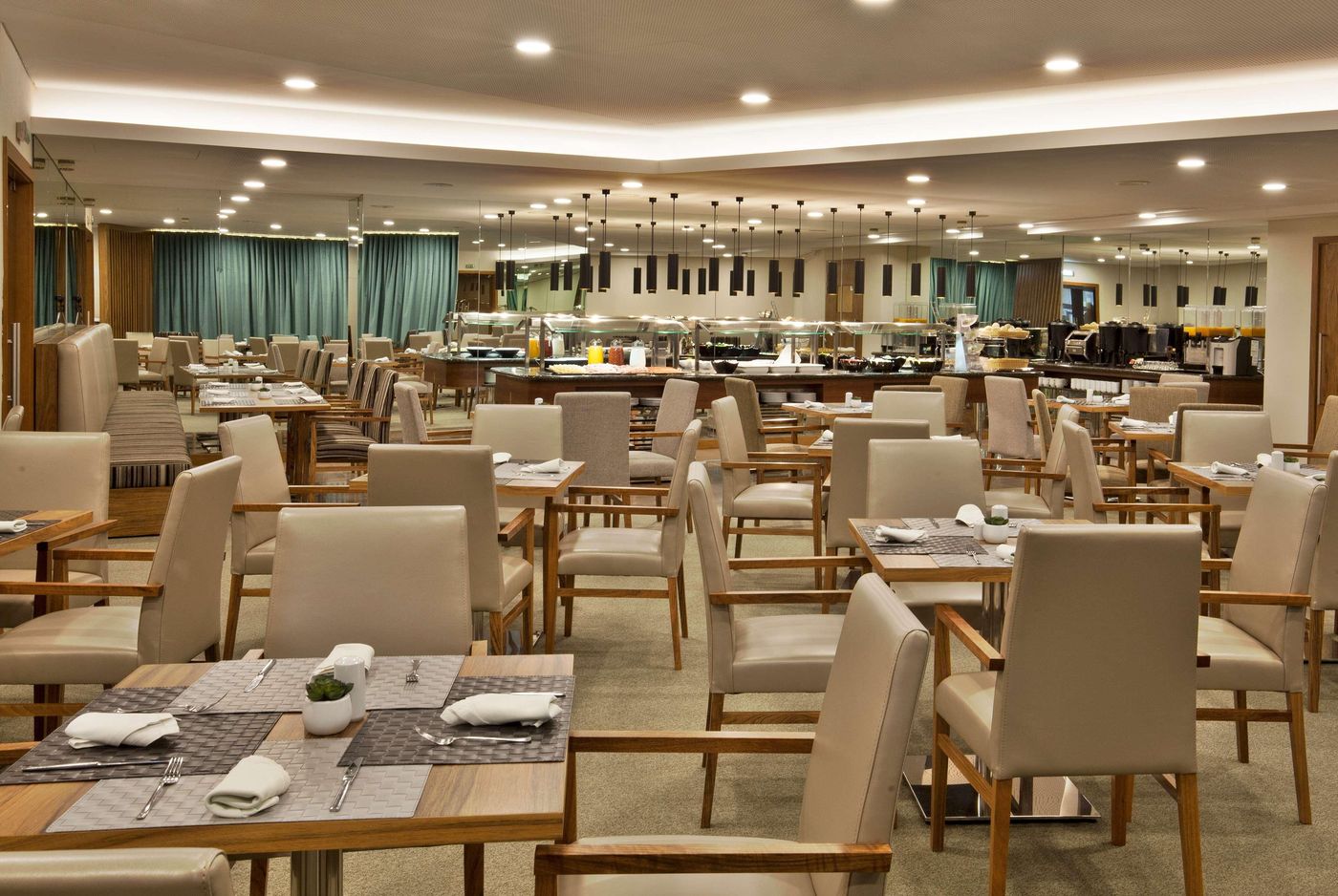 Ramada-by-Wyndham-Lisbon-Restaurant-46