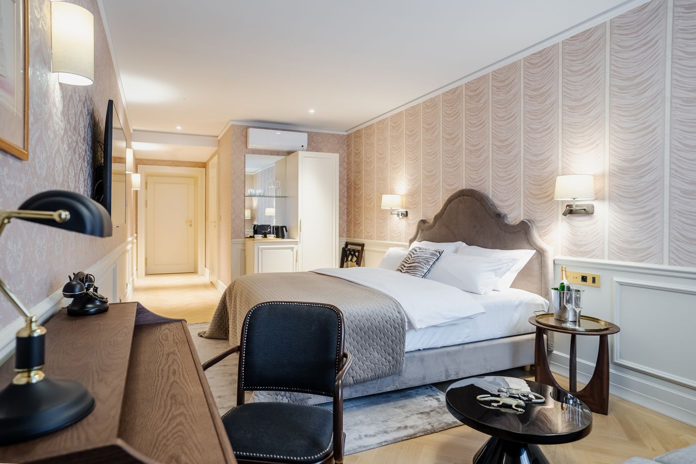 Hotel-Unicus-Palace-Old-Town---Destigo-Hotels-Room-21