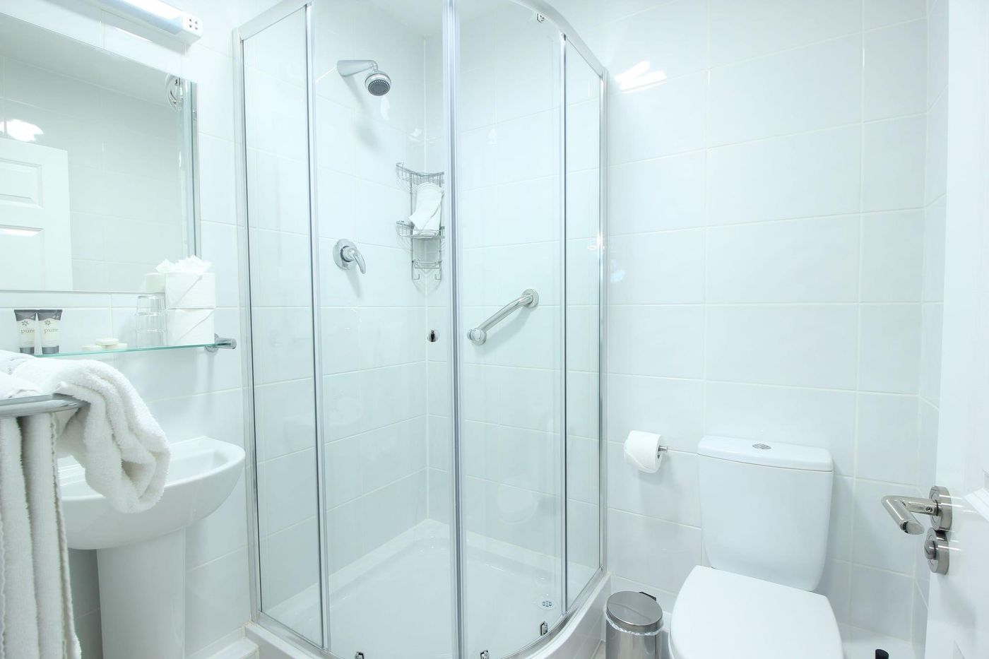 Tom-Dick-and-Harriet-s-Room-24