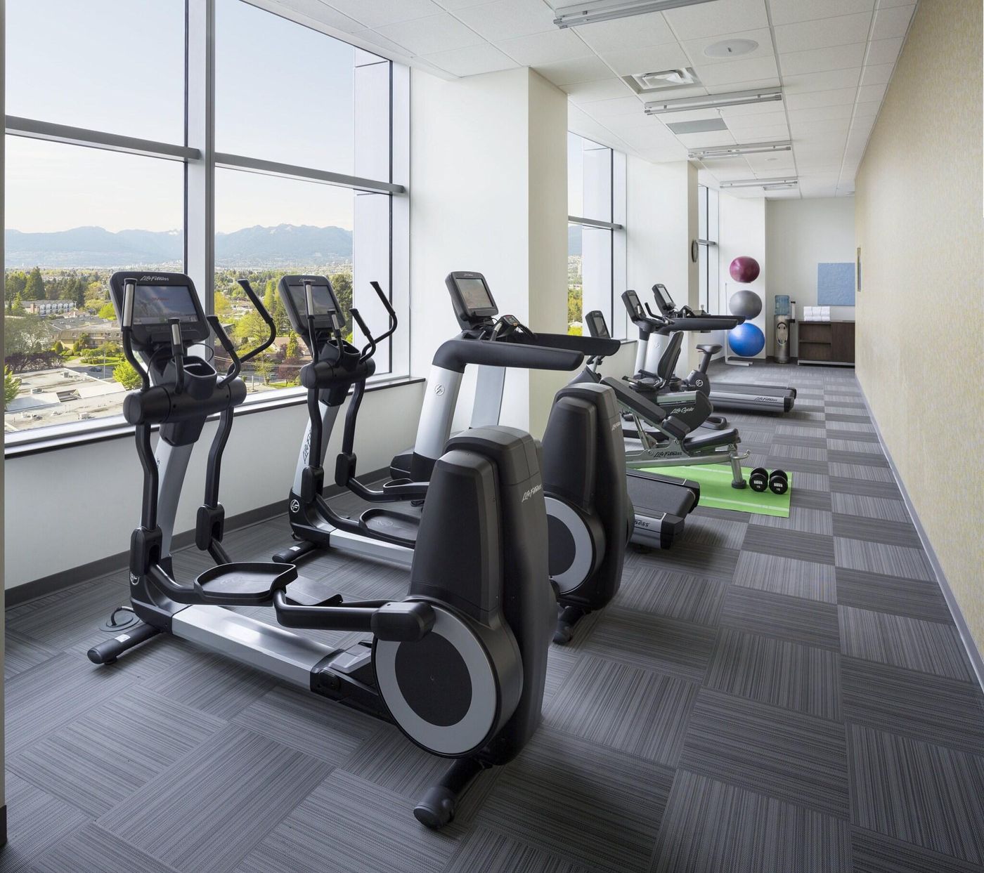 Element-Vancouver-Metrotown-Sports-and-Entertainment-32