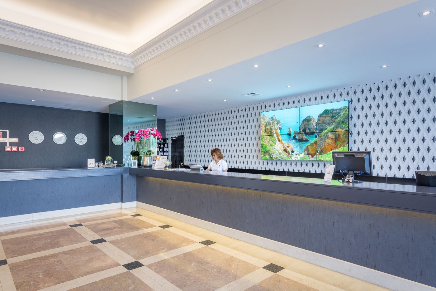 Luna-Hotel-da-Oura-Lobby-38