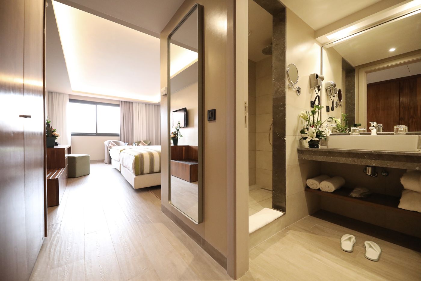 Kenzi-Rose-Garden-Room-25