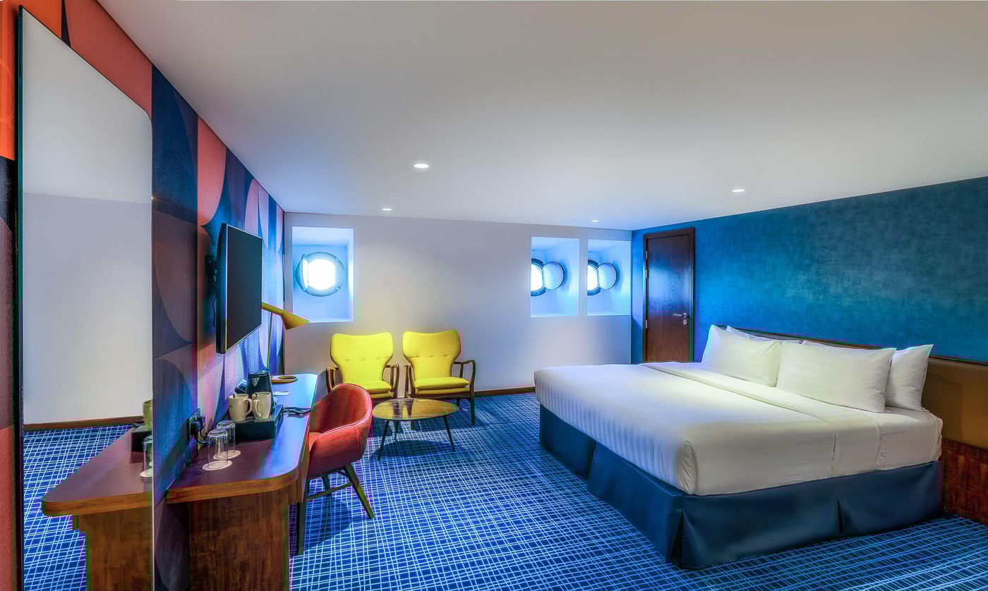 Queen-Elizabeth-2-Hotel-Room-30