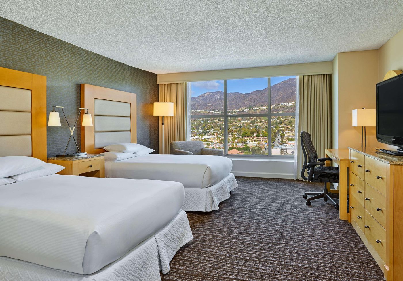 Hilton-Los-Angeles-North-Glendale---Executive-Room-6