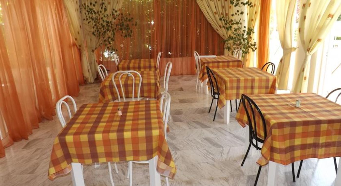 Leonidas Hotel And Studios