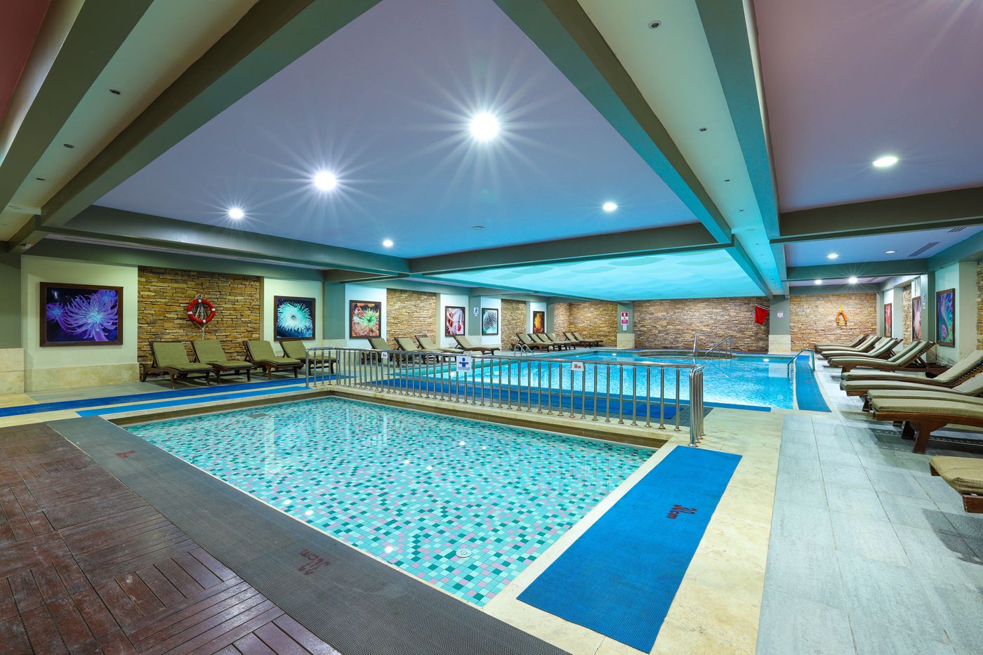 Crystal Deluxe Resort 