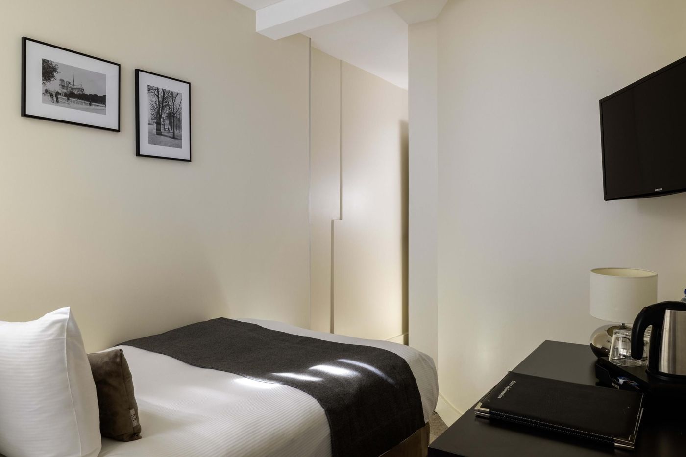 Hotel-Elysees-Bassano-Room-42