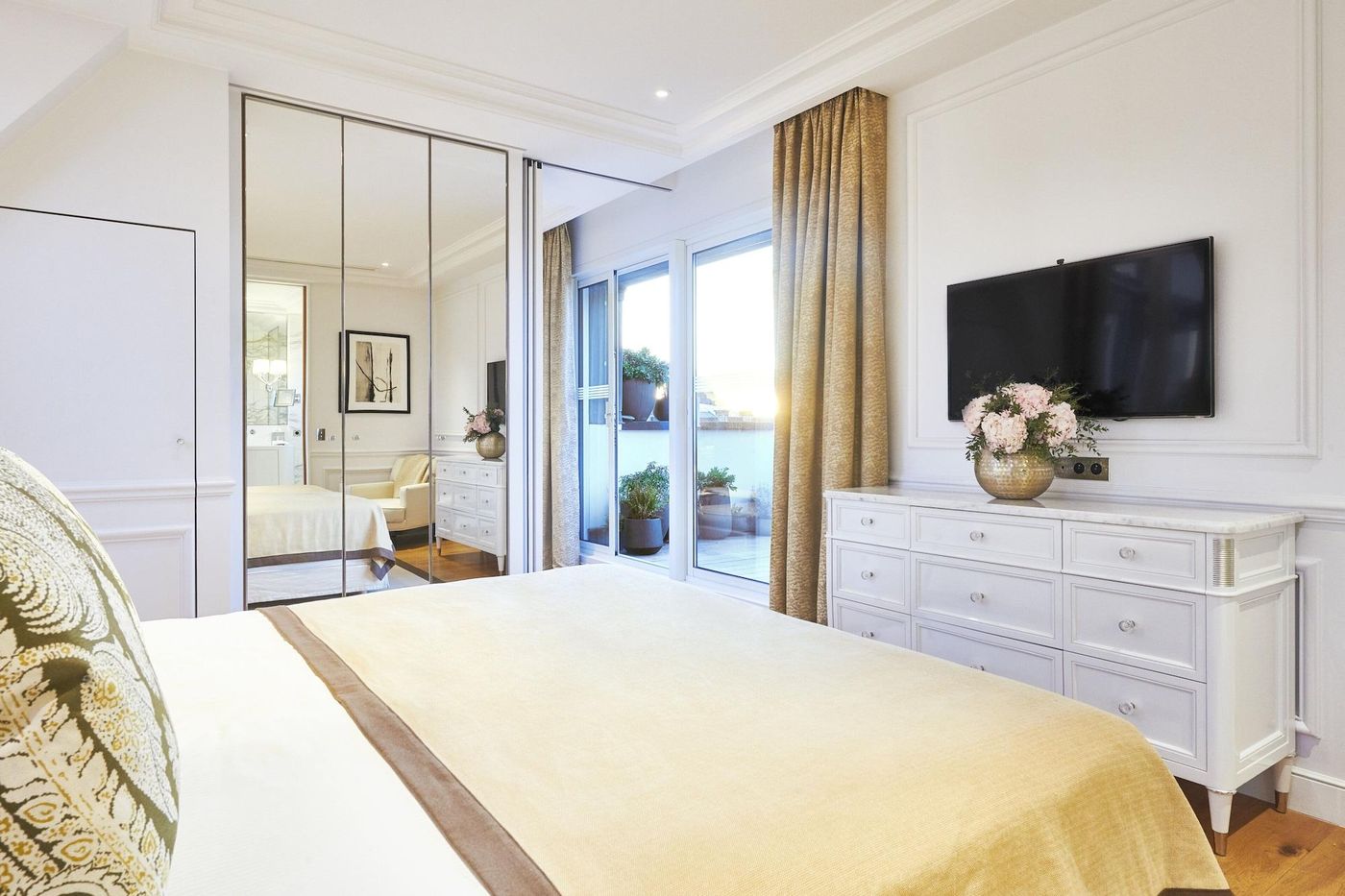 Grand-Hotel-Du-Palais-Royal-Room-9