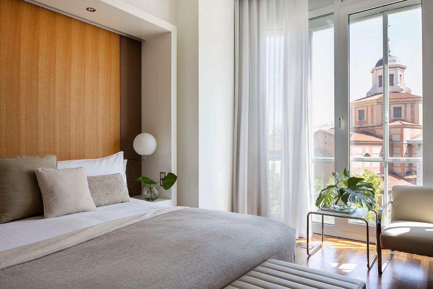 ME-Madrid-Reina-Victoria-Room-33