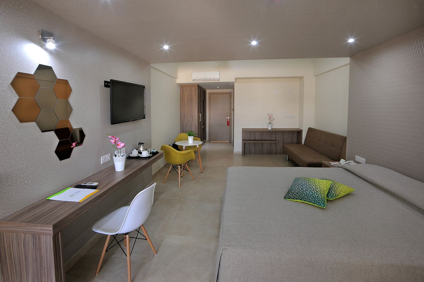 Nelia-Gardens-Room-15