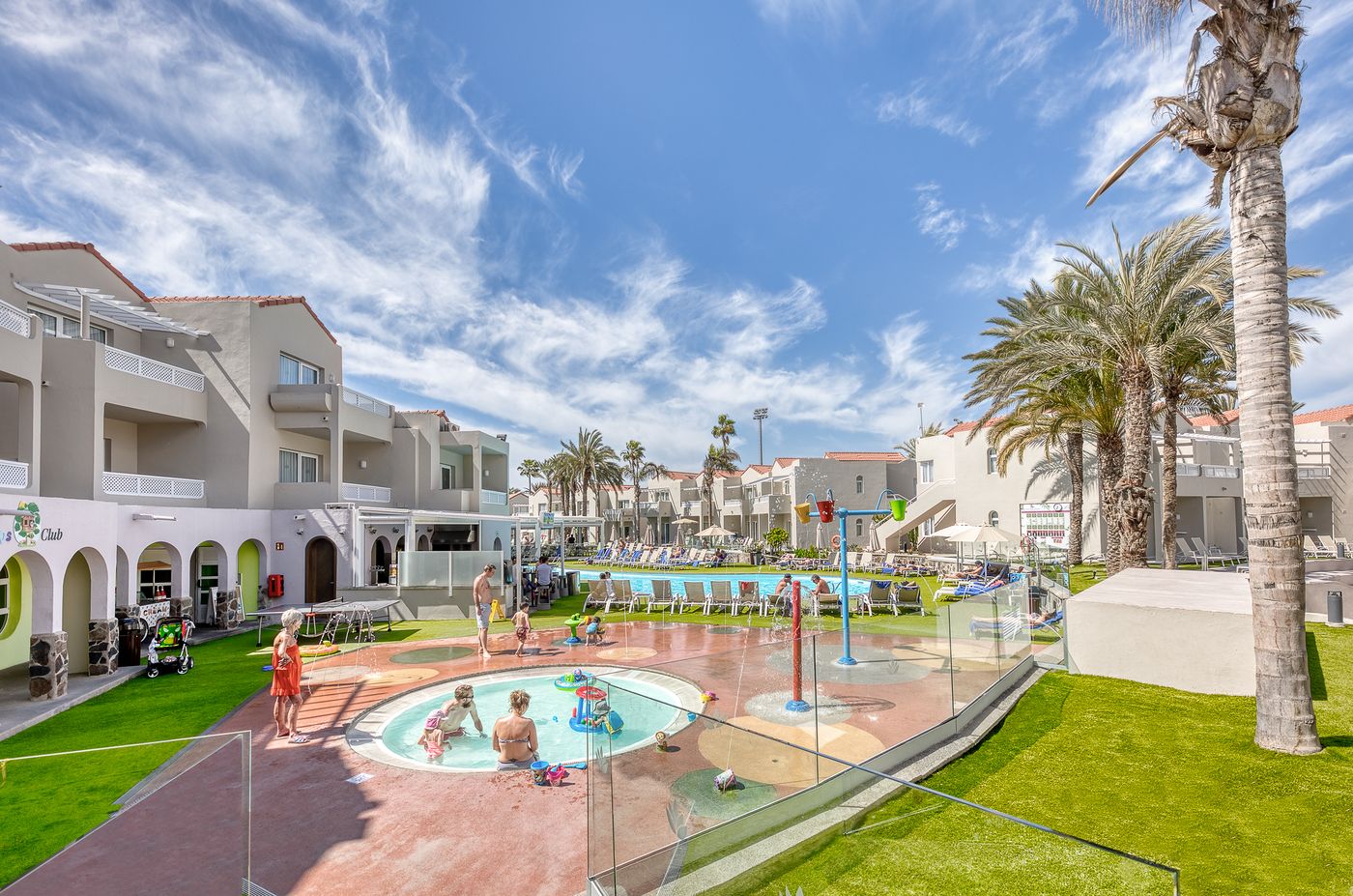 Hotel-LIVVO-Koala-Garden-Pool-4