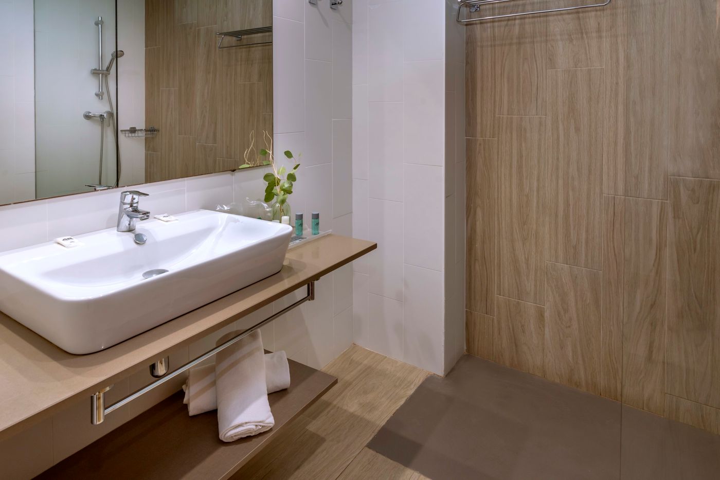 4R-Gran-Regina-Hotel-Room-26