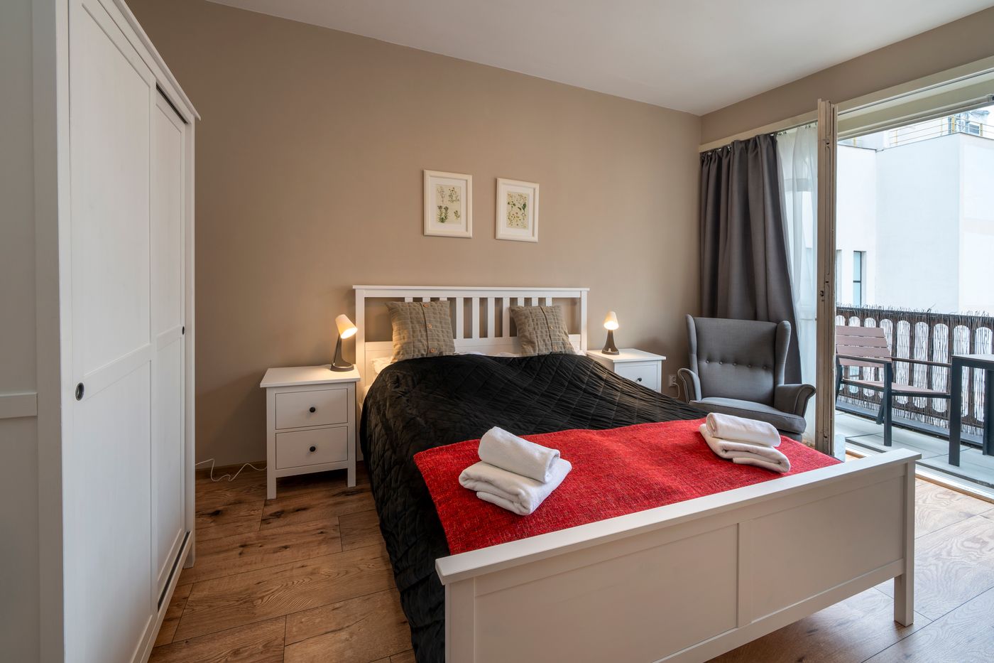 Apple-Apartments-Room-6