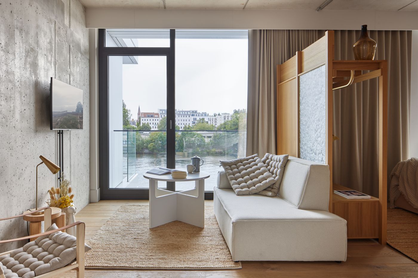 Locke-at-East-Side-Gallery--Friedrichshain-Room-5