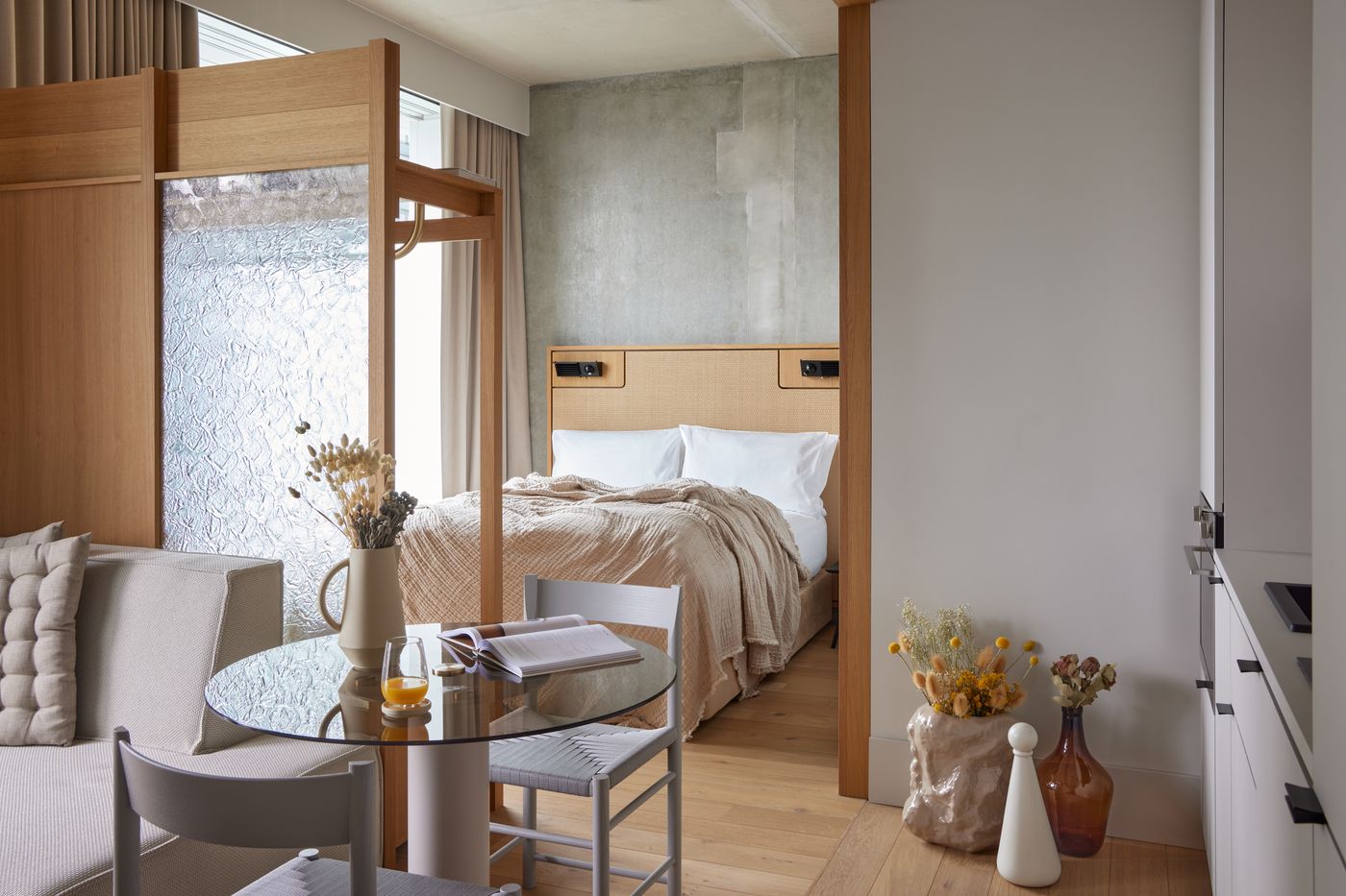 Locke-at-East-Side-Gallery--Friedrichshain-Room-15