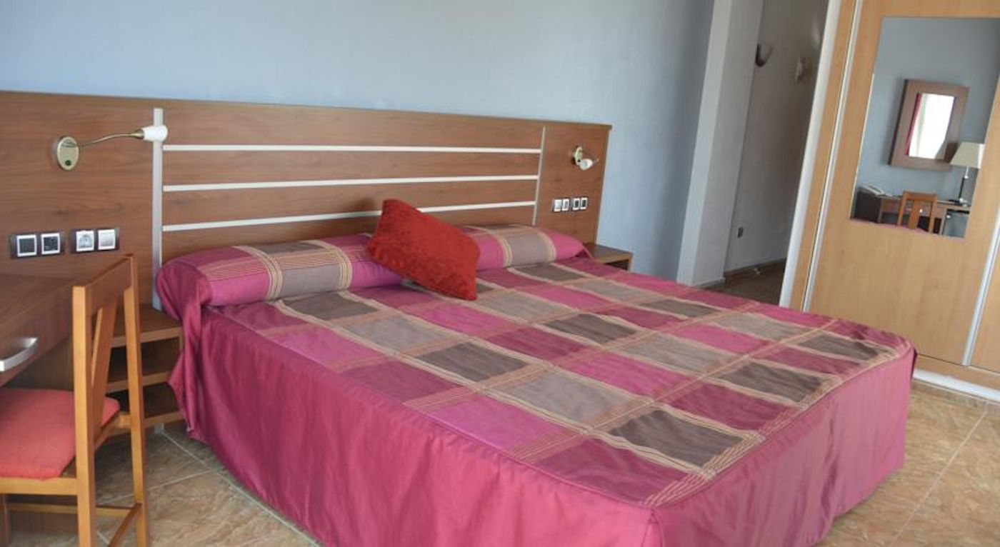 La Familia Gallo Rojo