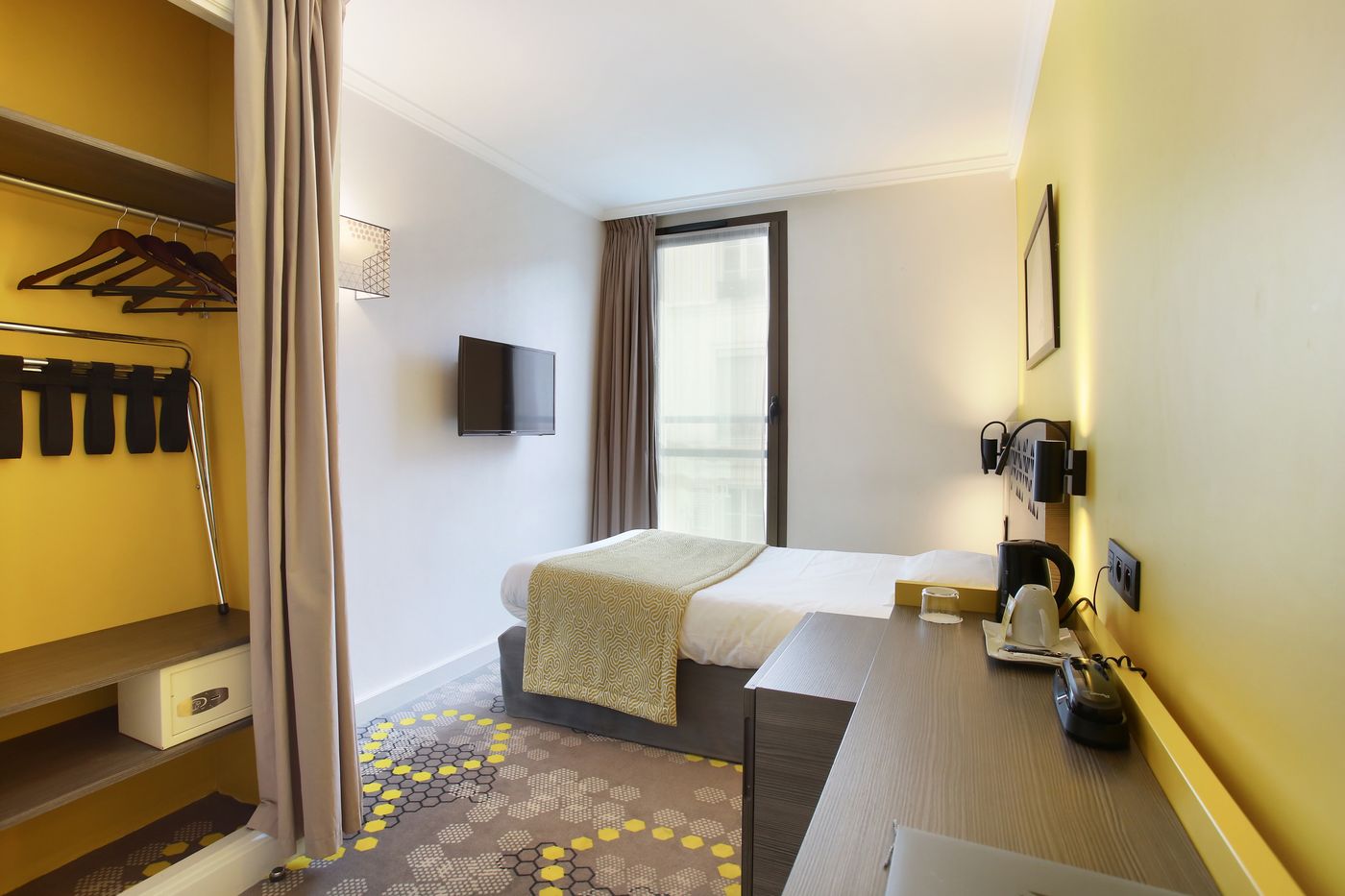 Hotel-Eiffel-Capitol-Room-22