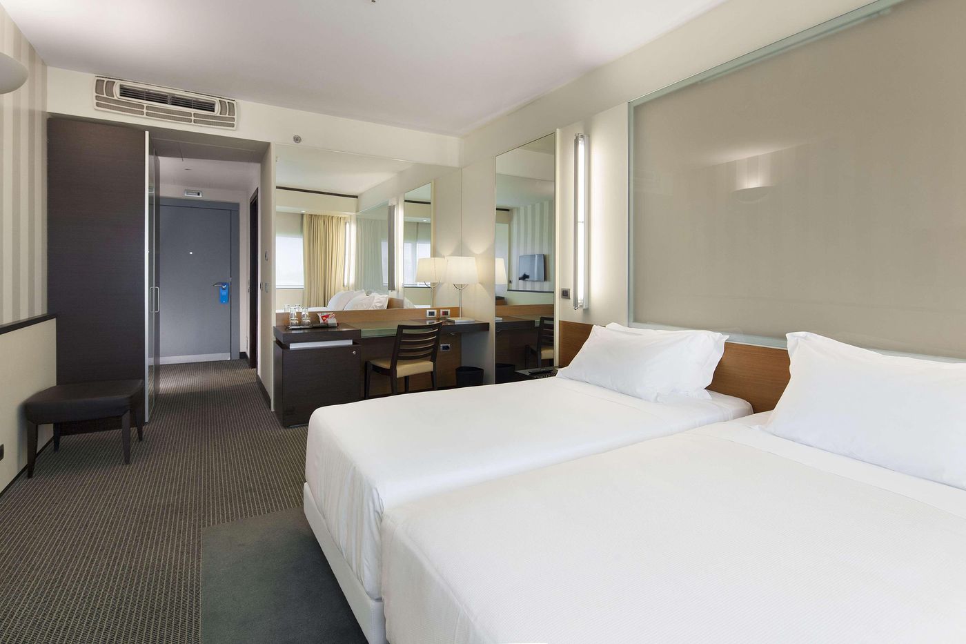 NH-Venezia-Laguna-Palace-Room-30