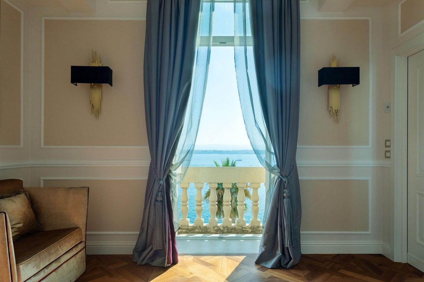 Des-Etrangers-Hotel---Spa-Room-37