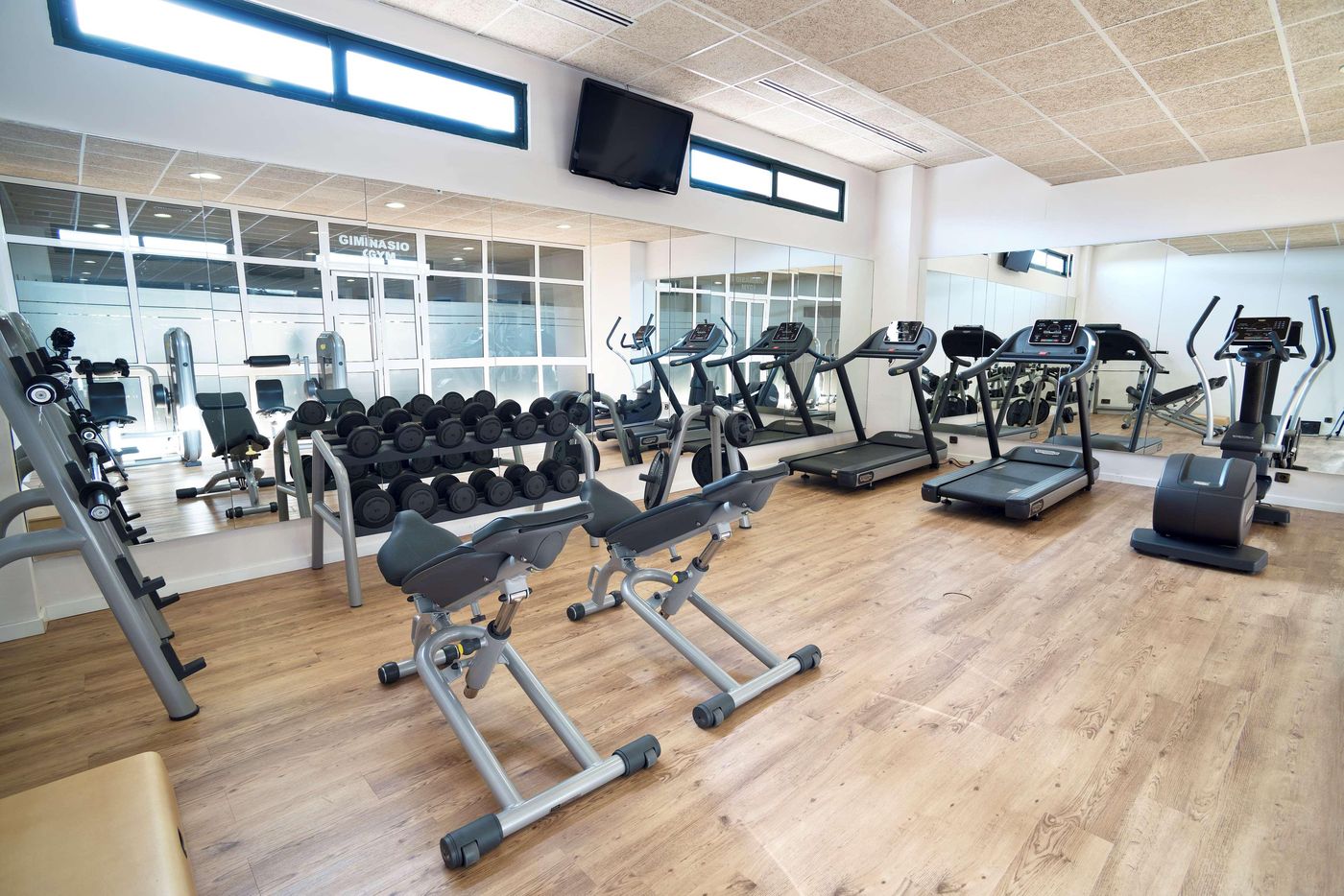 Barcelo-Punta-Umbr----a-Mar-Sports-and-Entertainment-82