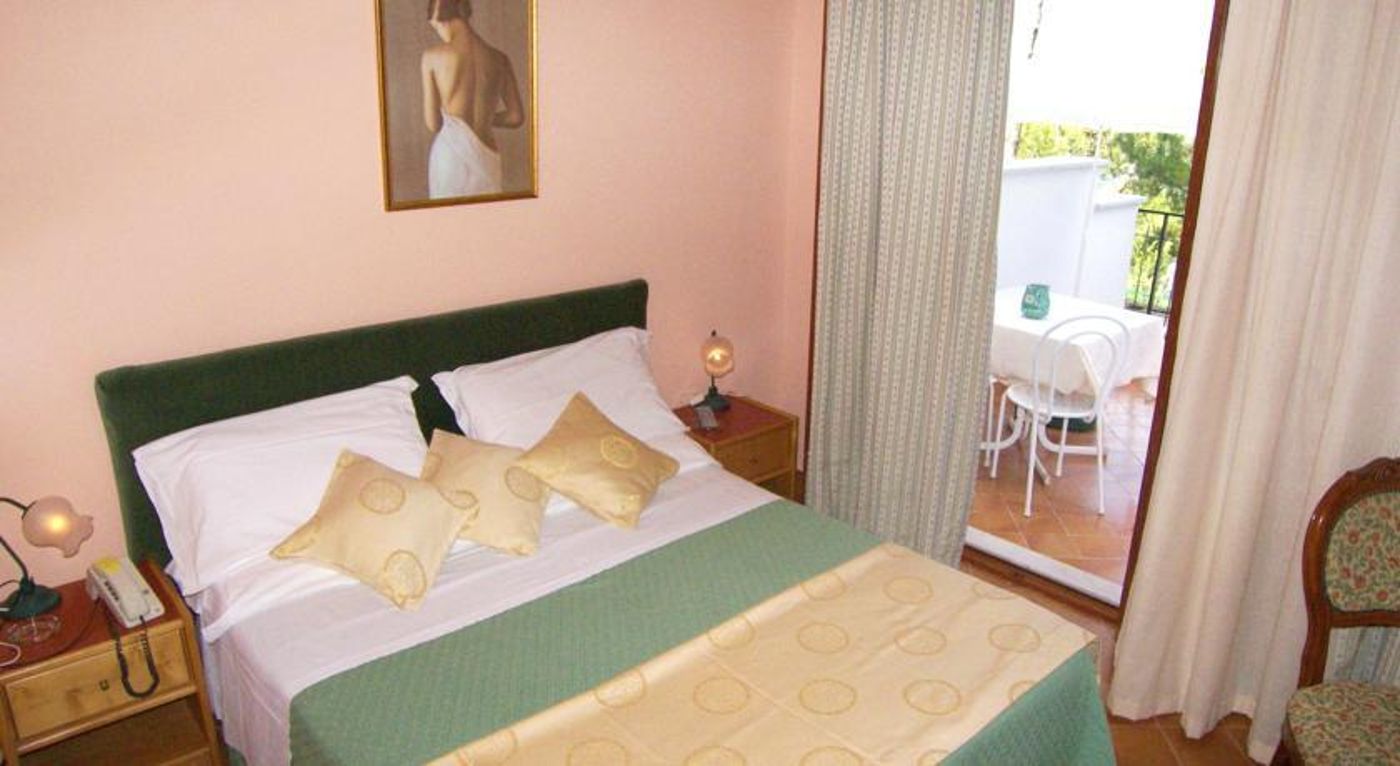 Villa-Fiorita-Room-20