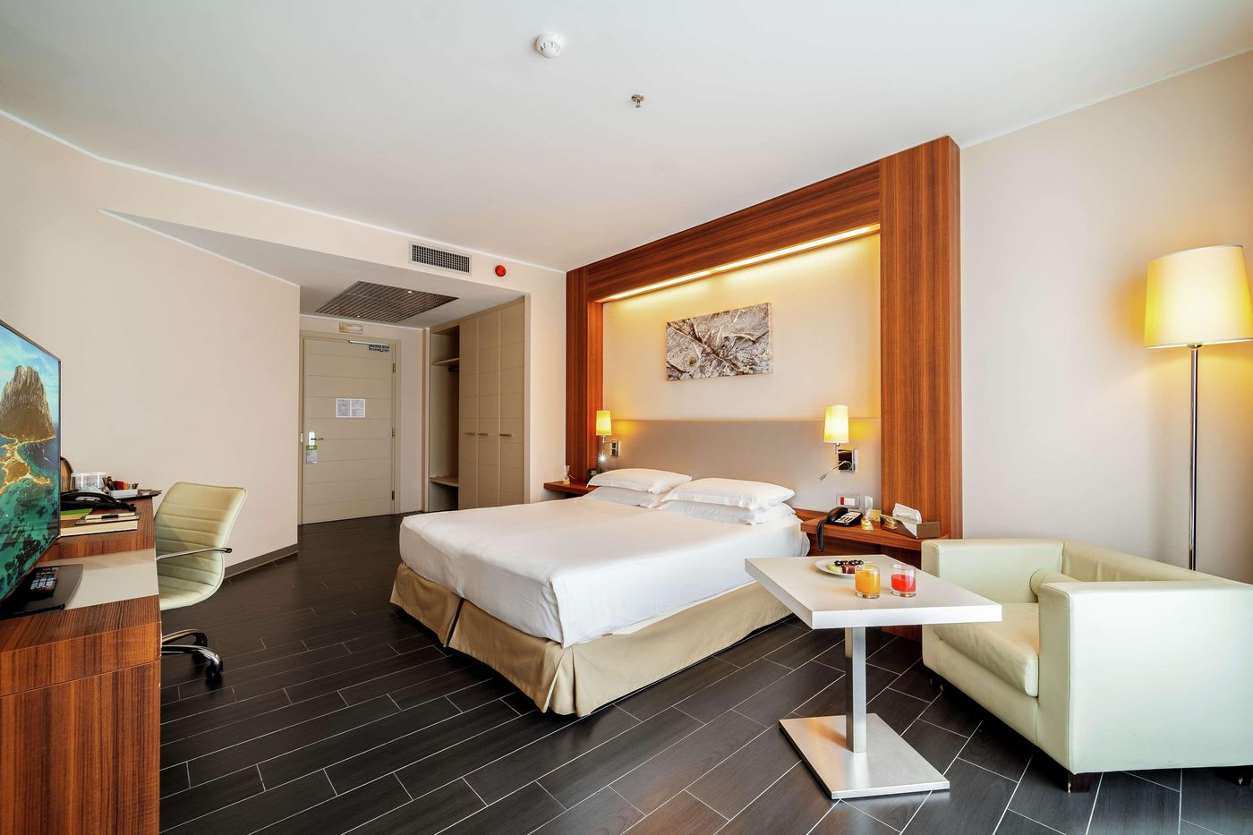 Double-Tree-by-Hilton-Hotel-Olbia-Room-25