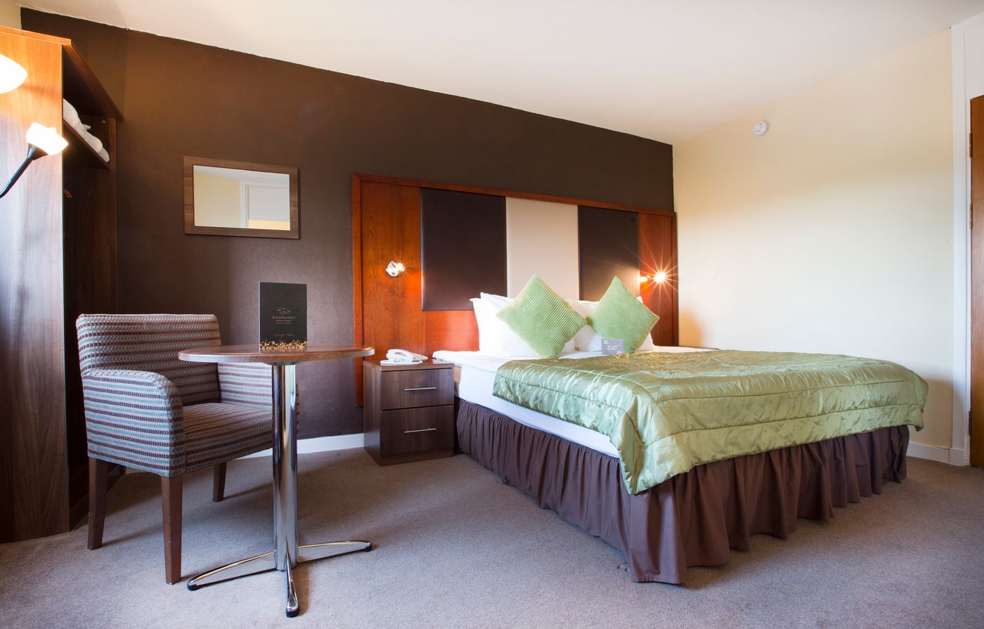 Normandy-United Kingdom-RENFREW-Room-1