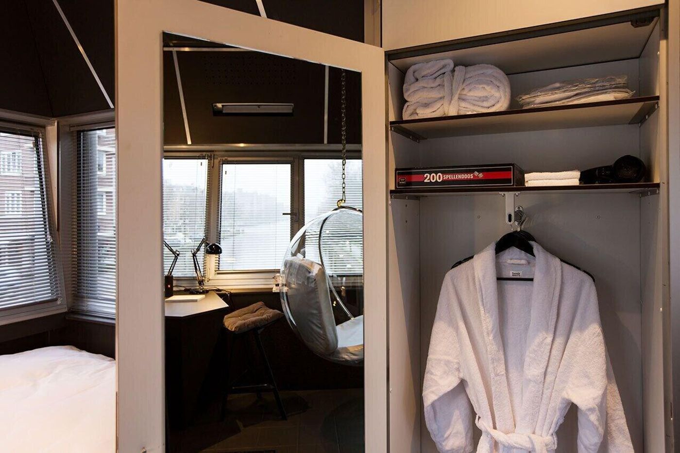 SWEETS - Wiegbrug-Netherlands-AMSTERDAM-Room-9