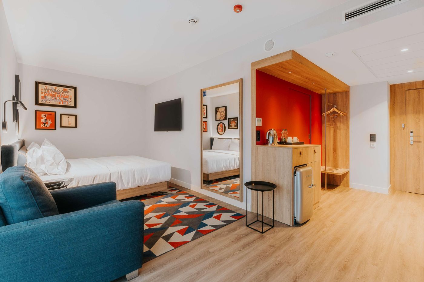 Hampton-By-Hilton-Warsaw-Reduta-Room-10