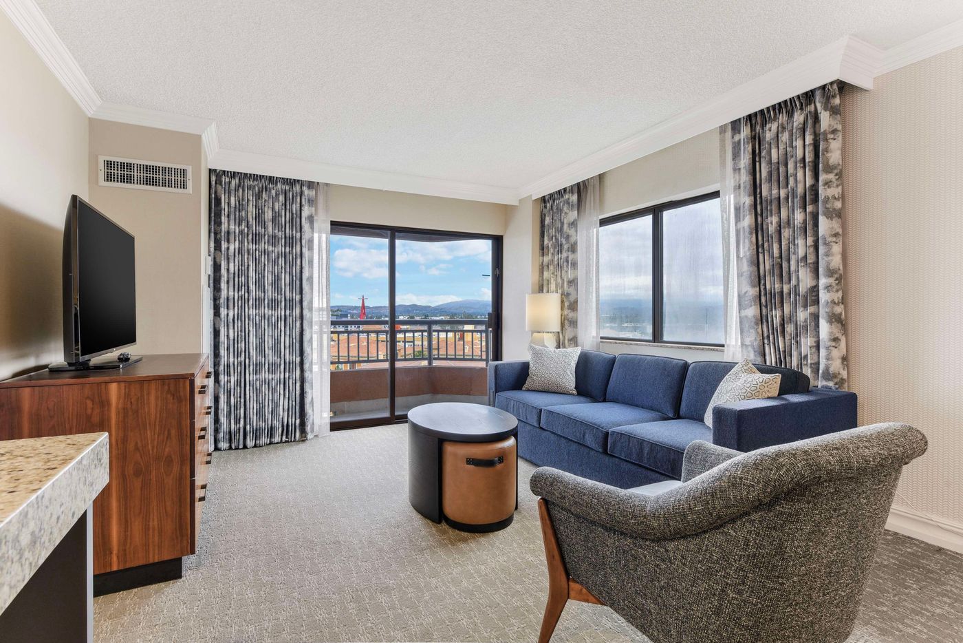 Embassy-Suites-by-Hilton-Anaheim-Orange-Room-19