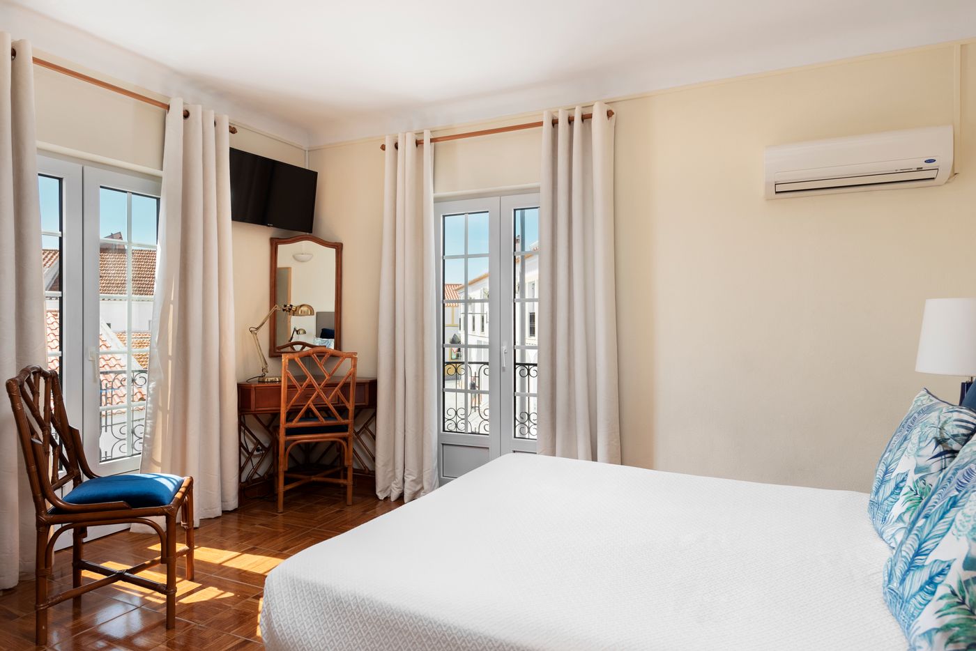 The-Blue-Bamboo-Hotel--Duna-Parque-Group-Room-4