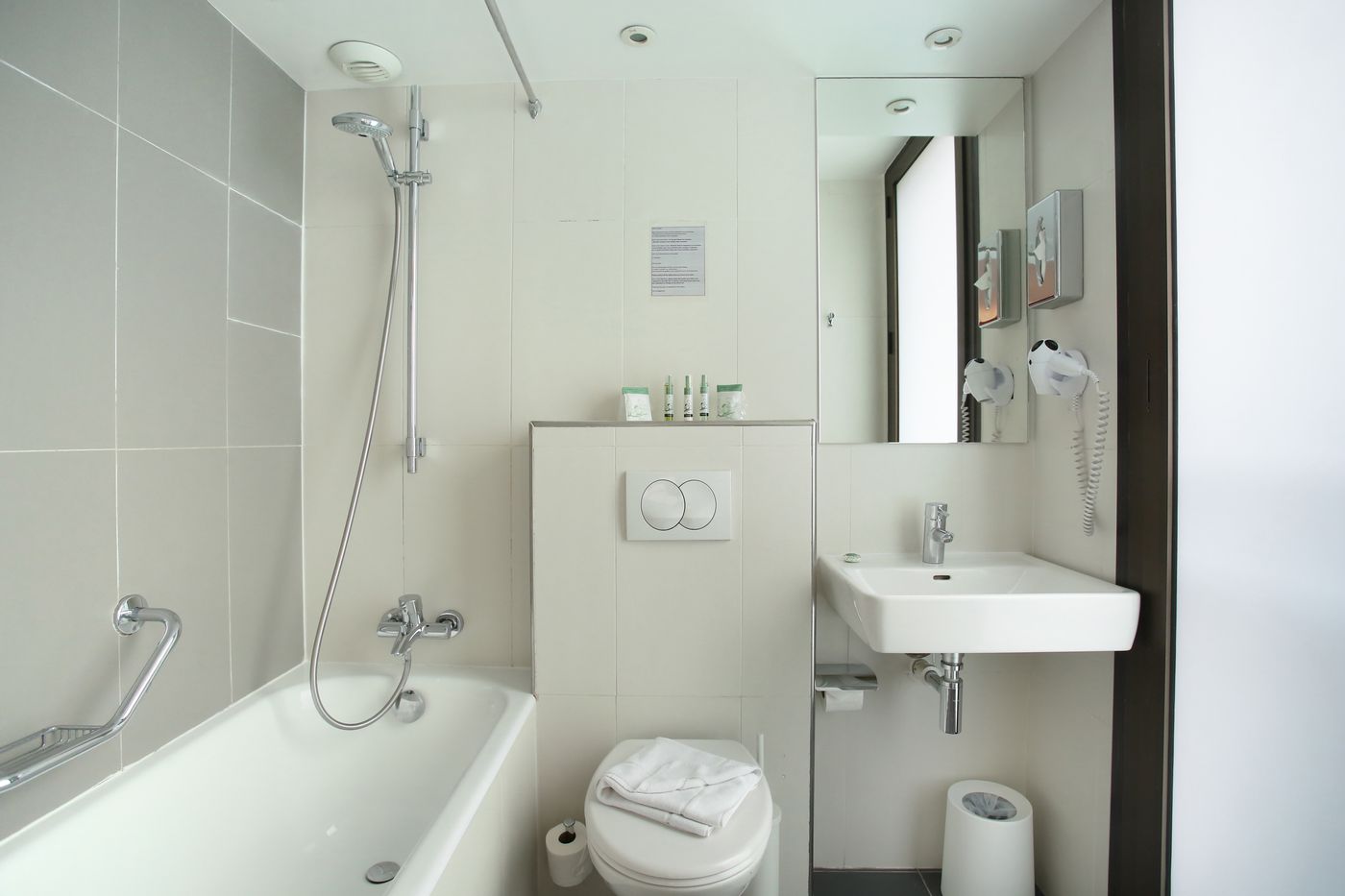 Hotel-Eiffel-Capitol-Room-28