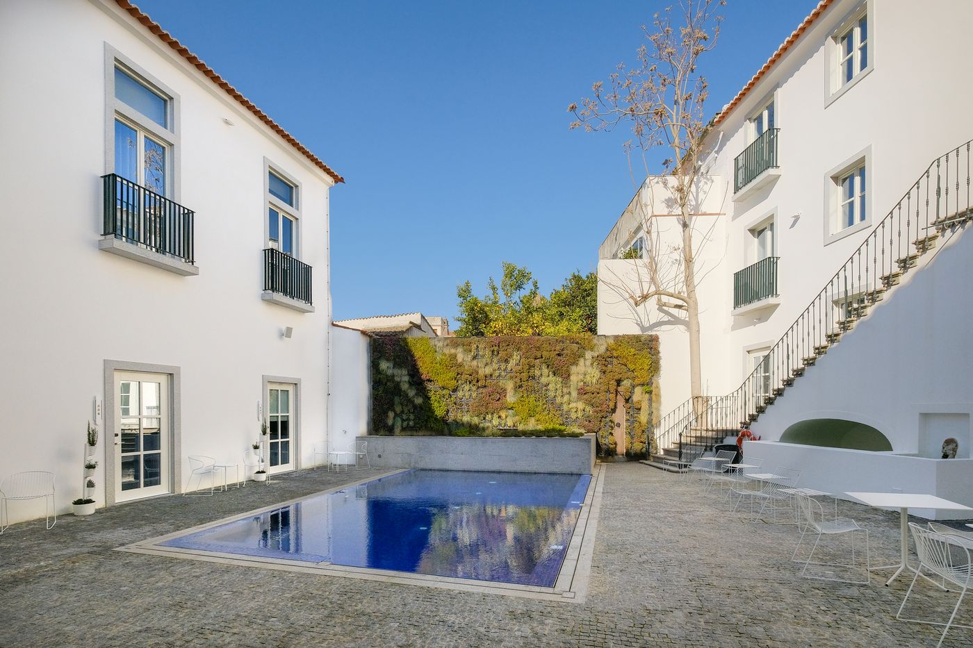 Mourasuites-Hotel-Pool-2