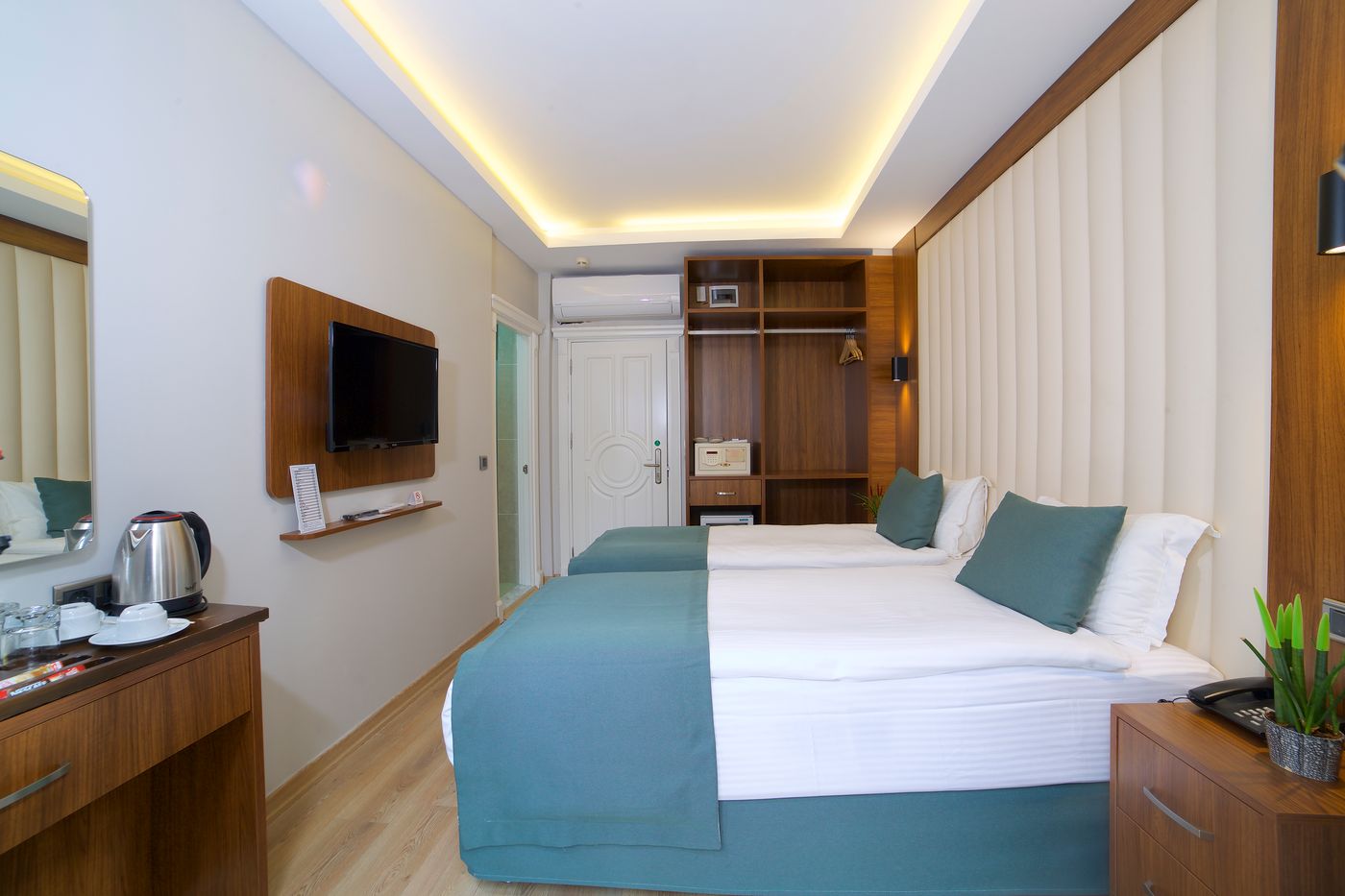 Hotel-Black-Tulip-Room-14