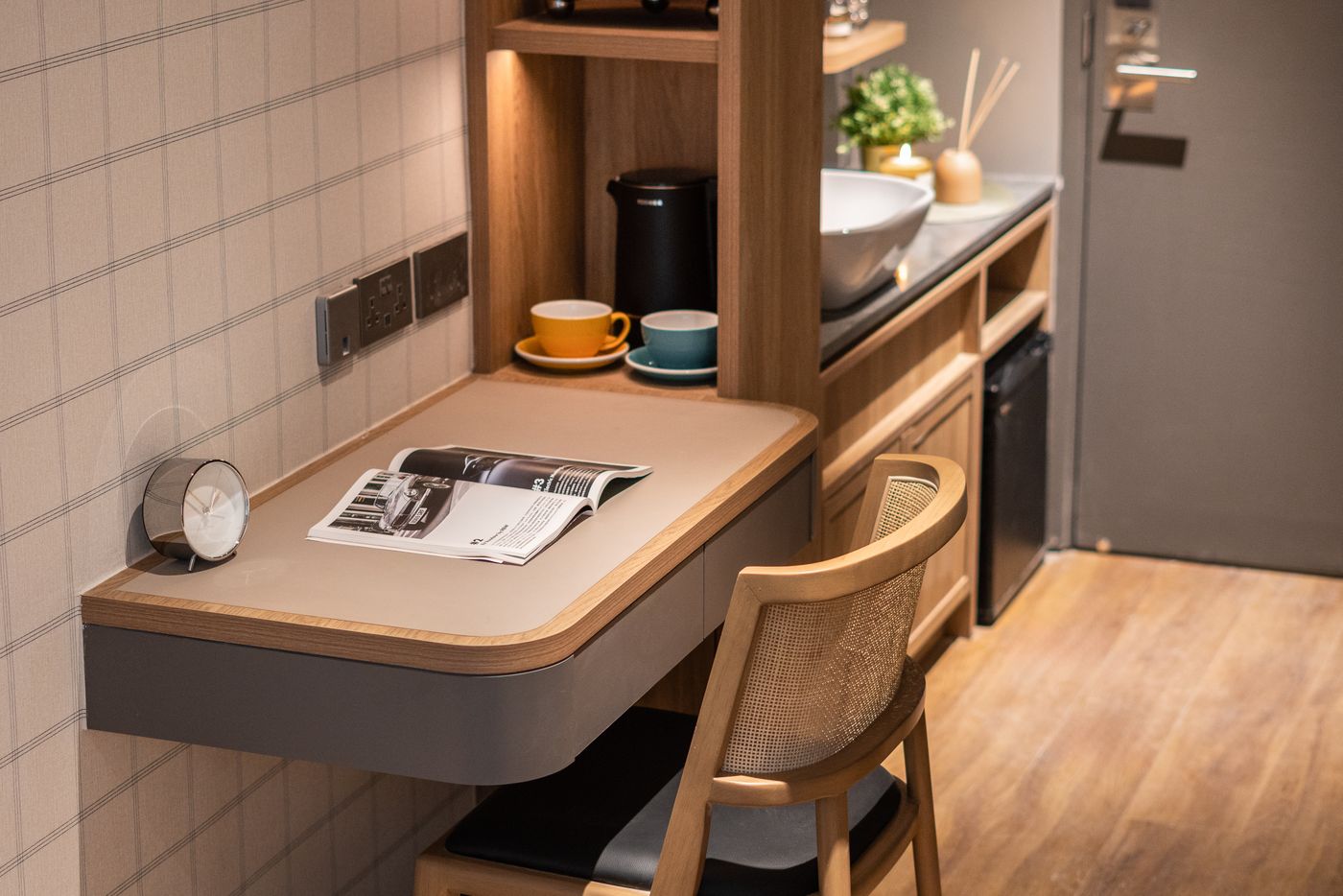 Dash-Living-on-Hollywood-Room-10