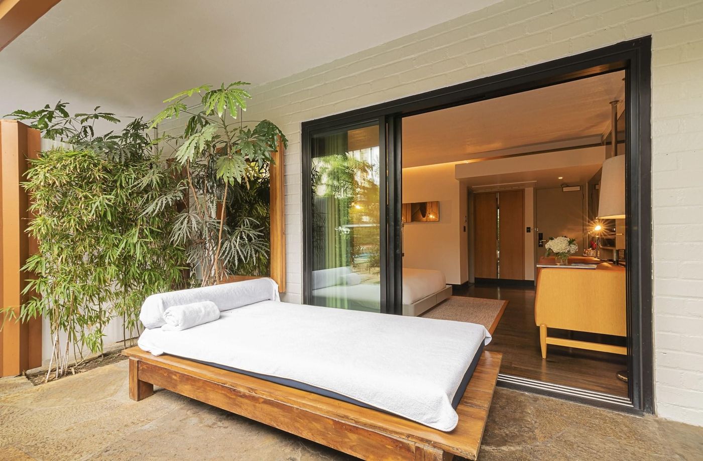 Hollywood-Roosevelt-Room-6