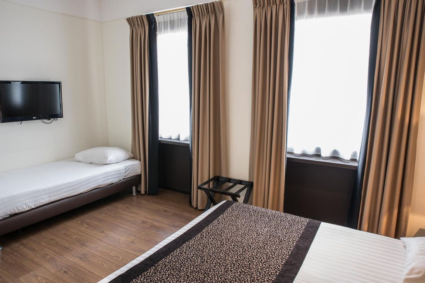 Urban-Yard-Hotel-Room-25