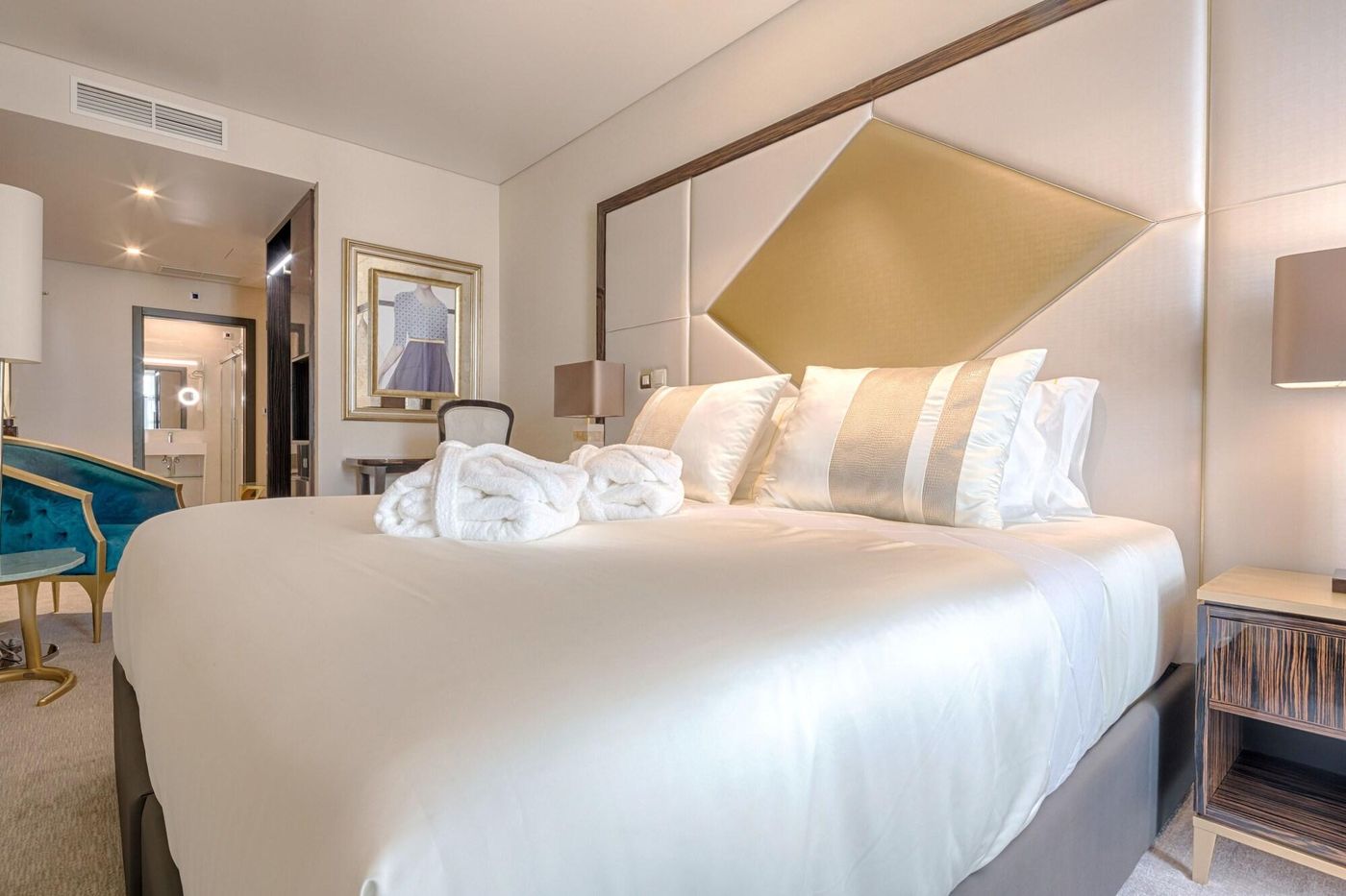 Meraprime-Gold-Design-Hotel-Room-4