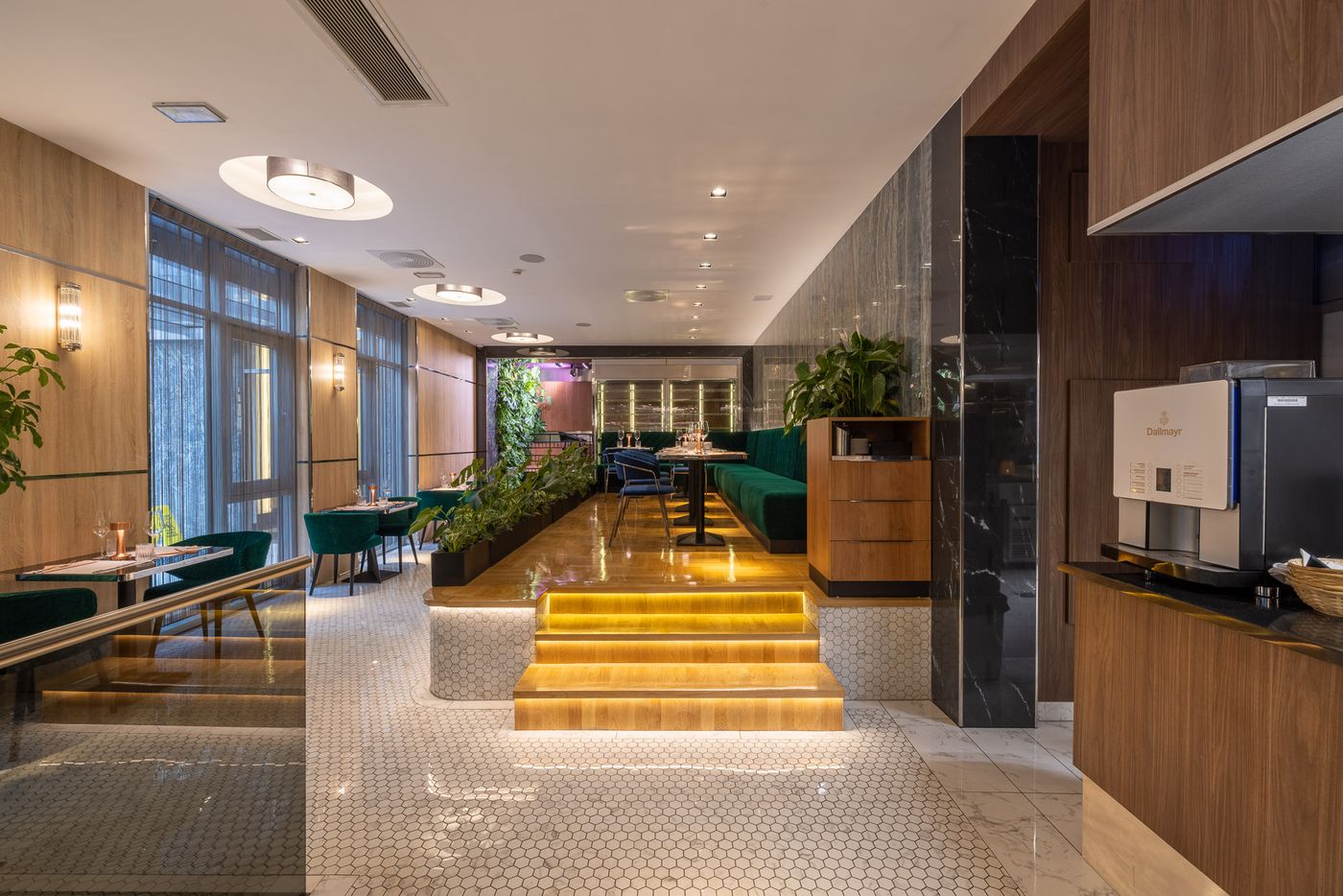 Silver-Crown-Hotel---Residence--Palace-Quarter-Bar-20