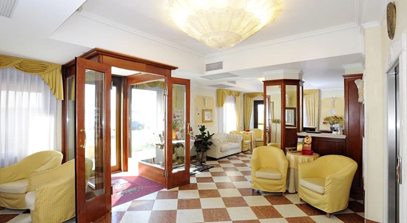 Russo-Palace-Lobby-8