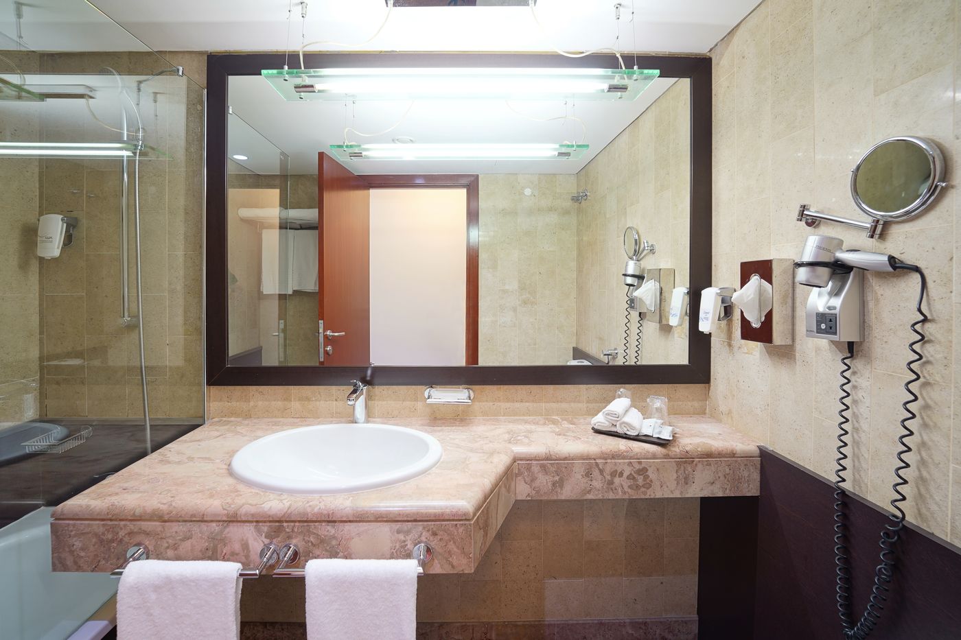 Legendary-Lisboa-Suites-Room-15