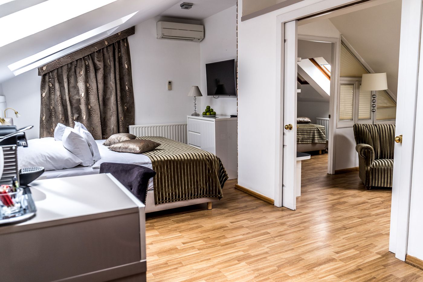 Julian-Czech Republic-PRAGUE -Room-4