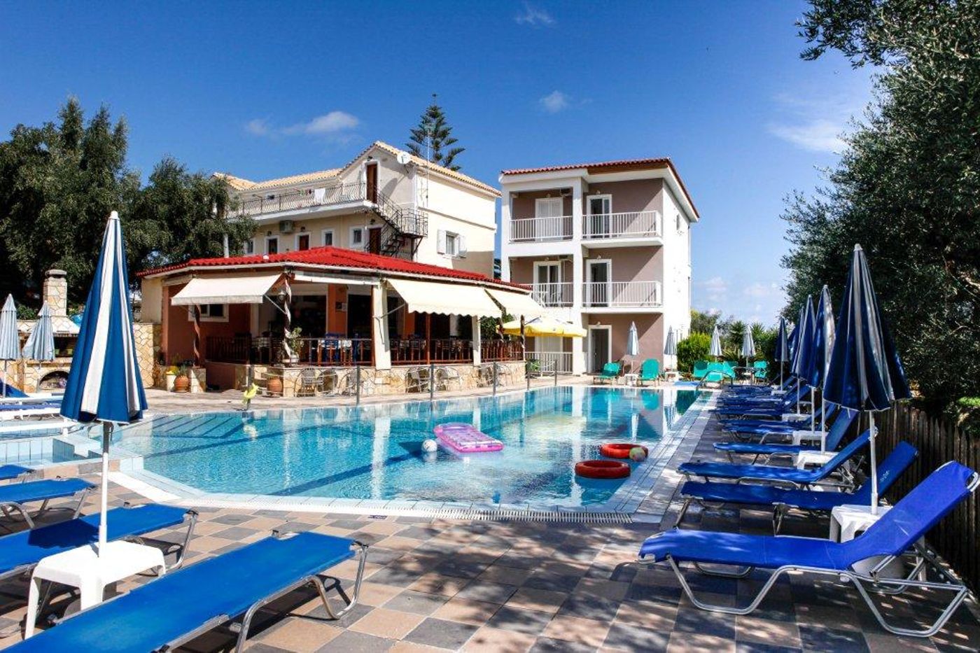 Amoudi Studios and Apartments